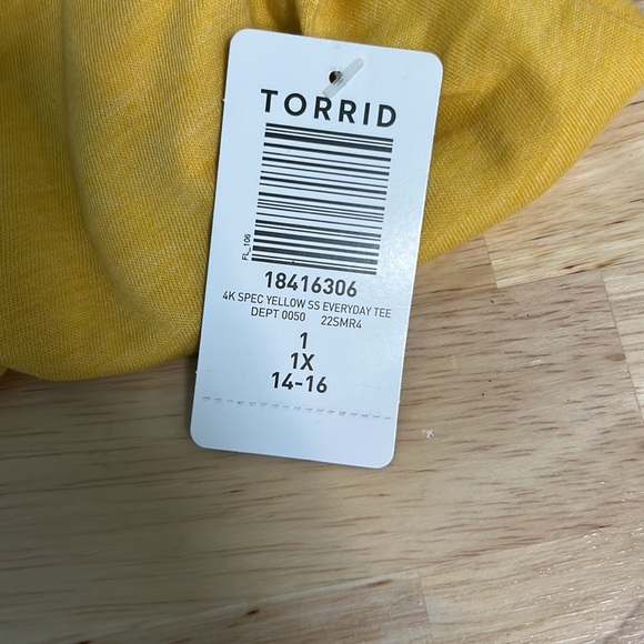 New. Torrid yellow classic T-shirt size 1 14-16 - Picture 3 of 4